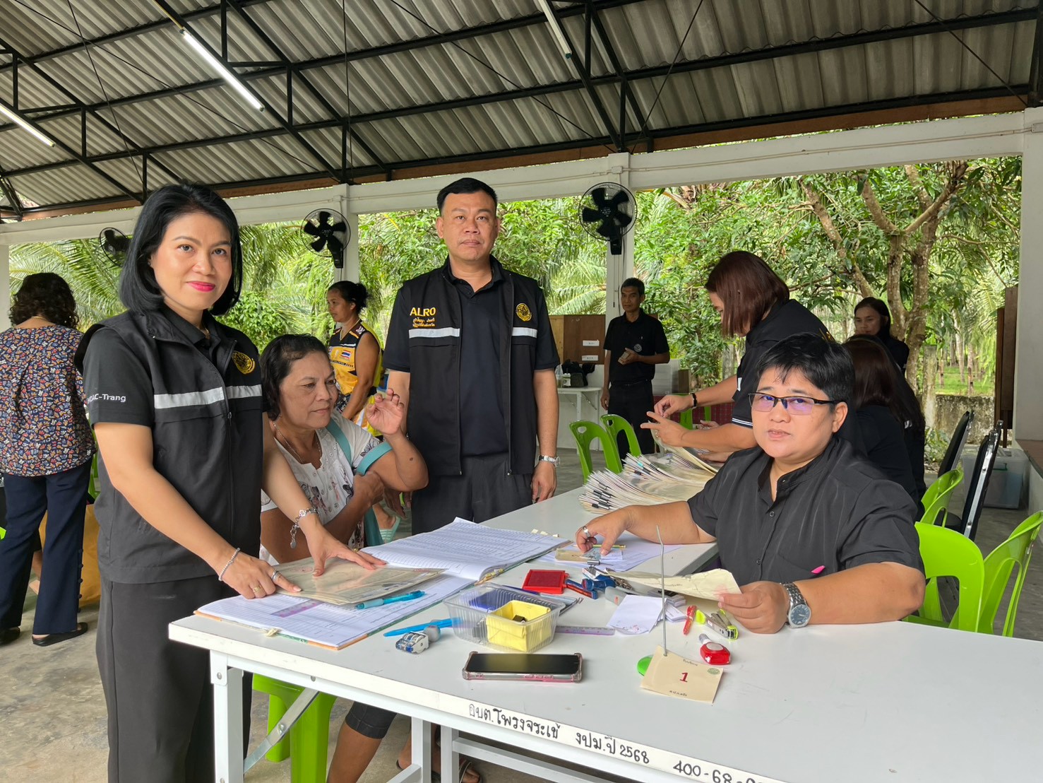 title - ปฏิรูปที่ดินจังหวัดตรัง และเจ้าหน้าที่สำนักงานการปฏิรูปที่ดินจังหวัดตรัง ออกศูนย์บริการประชาชนเคลื่อนที่ ณ ตำบลโพรงจระเข้ อำเภอย่านตาขาว